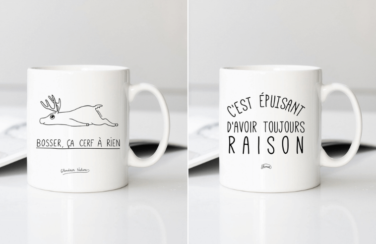 Deux mugs blancs illustrés avec des expressions humoristiques françaises : l’un montre un dessin de cerf avec le texte « Bosser, ça cerf à rien », et l’autre affiche « C’est épuisant d’avoir toujours raison », posés sur une table blanche.