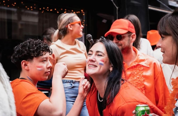 Mensen feesten tijdens koningsdag