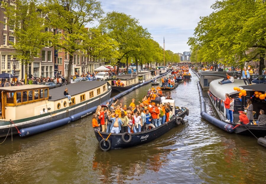 Boote auf dem Kanal in Amsterdam am Kingsday