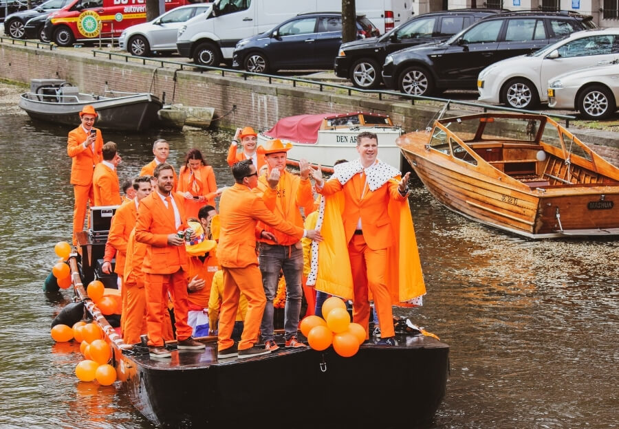 Kingsday Party in Amsterdam auf einem Boot