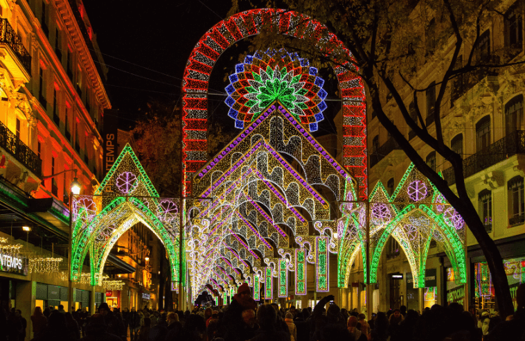 Arches lumineuses colorées à la Fête des Lumières de Lyon dans le centre-ville.