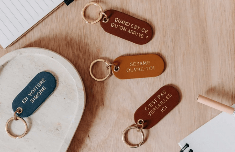 Porte-clés en cuir gravés de messages drôles, idée de cadeau Secret Santa pour collègue.