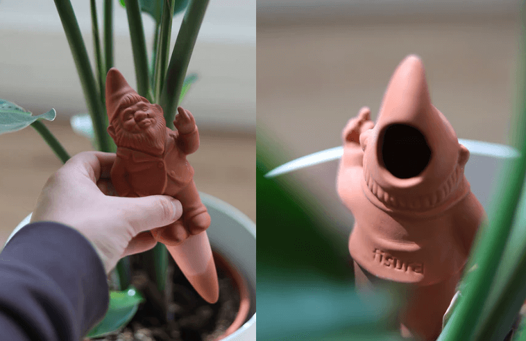 Gnome en terre cuite utilisé comme irrigateur de plante, inséré dans un pot de fleur vert, présenté de face et de dos.