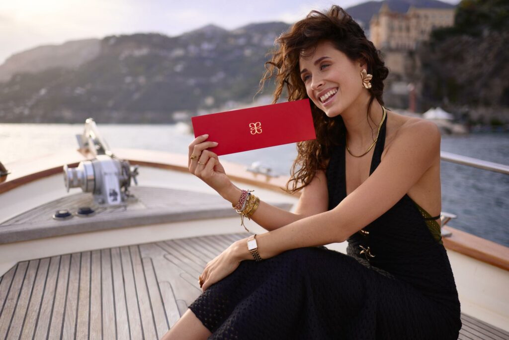Woman with Experiencegift card in Italy